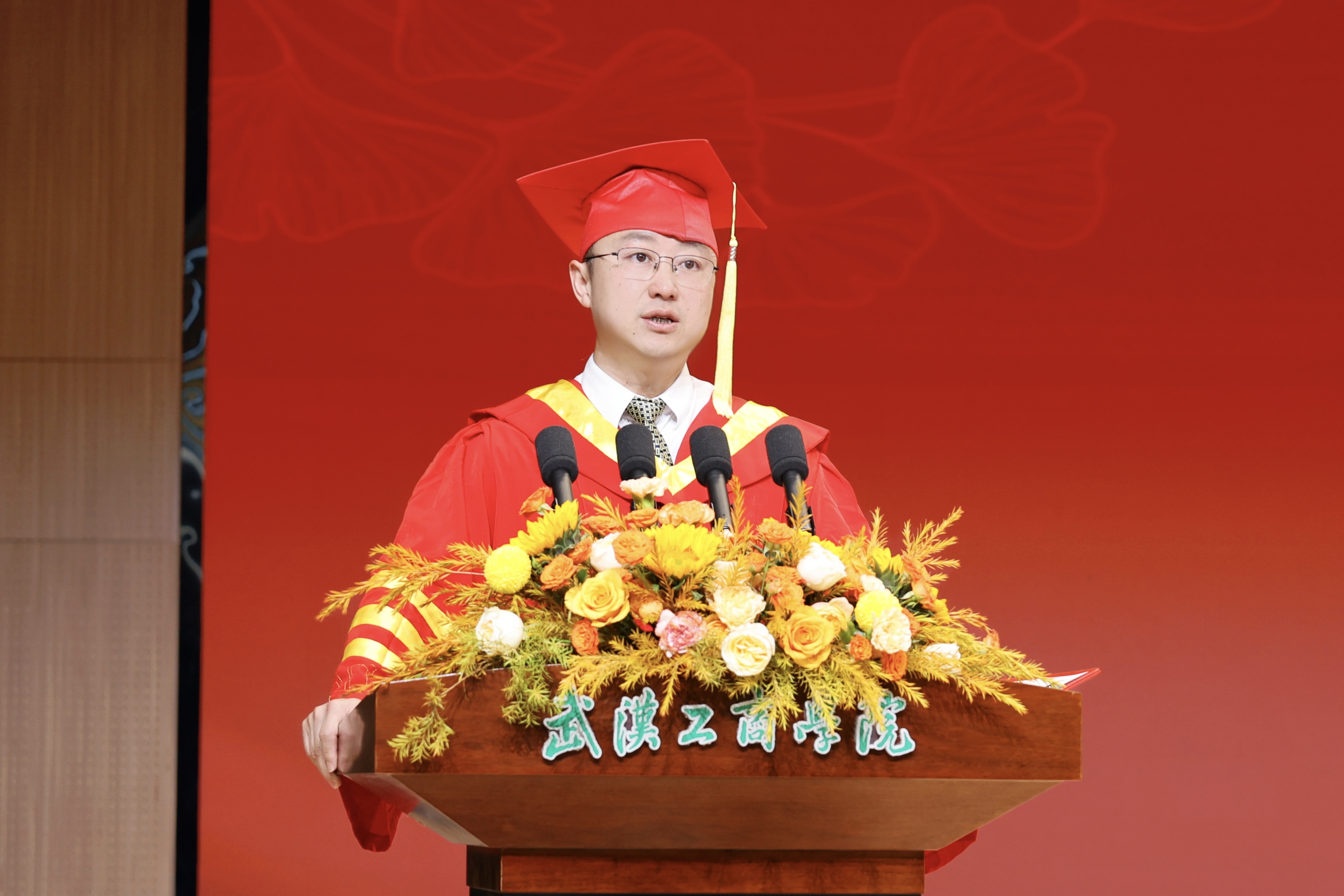 湖北日报客户端：best365手机版官方网站校长勉励毕业生：别等风来，自己先跑起来