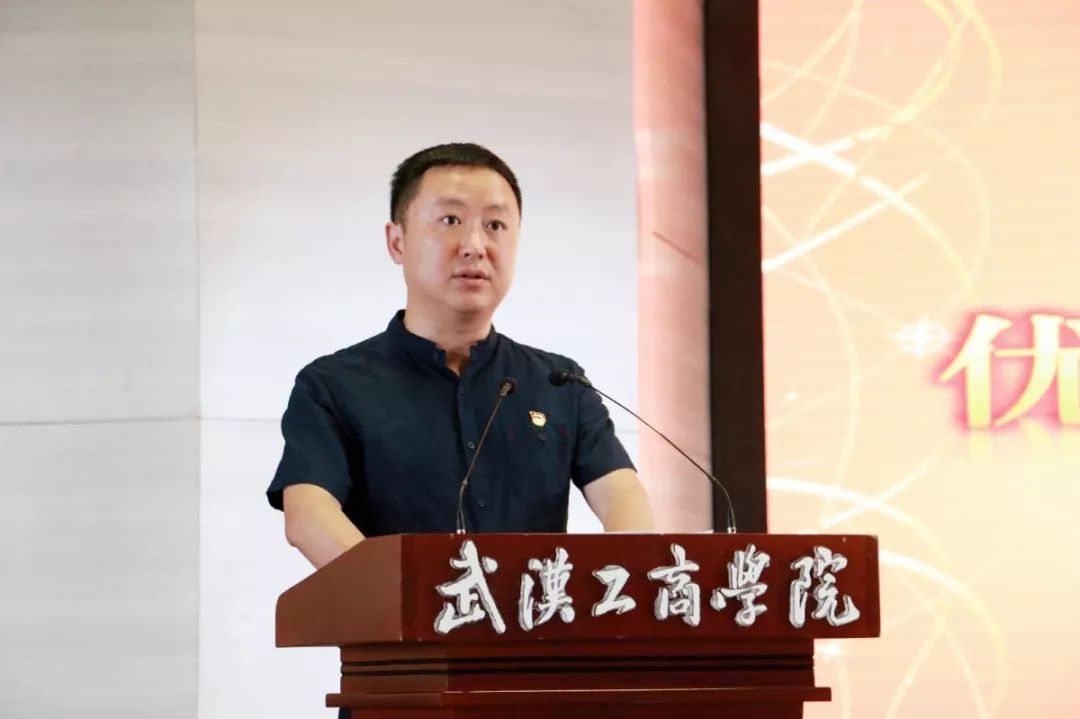 图为张俊副校长宣读《中共best365手机版官方网站委员会关于表彰2018-2019年度先进基层党组织、优秀共产党员和优秀党务工作者的决定》 摄影:孙欢环.jpg